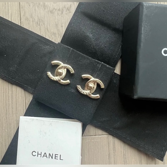 CHANEL CC PARIS Turnlock Earrings,engraved Chanel Paris - Picture 2 of 4